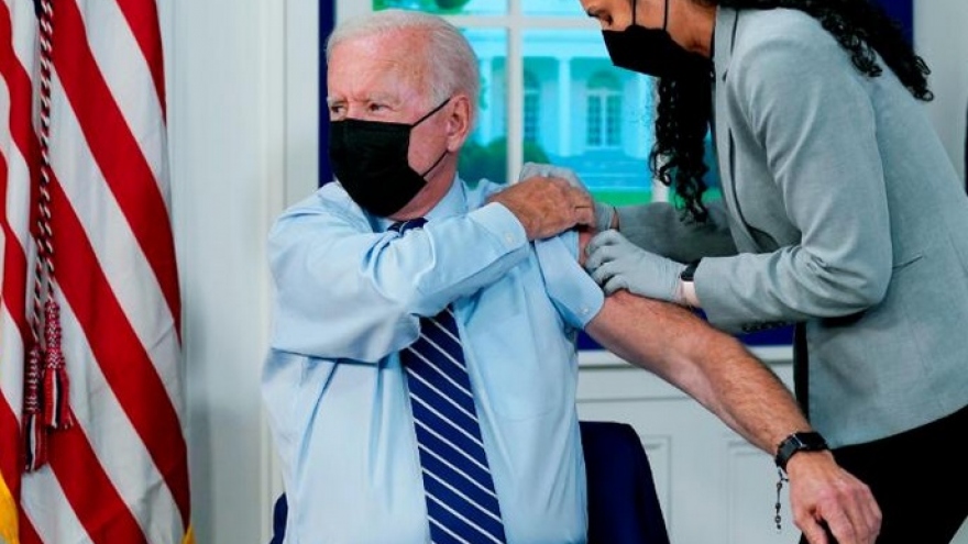 Tổng thống Mỹ Biden tiêm chủng Covid-19 mũi tăng cường, kêu gọi người dân đi tiêm vaccine